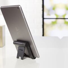 Este soporte portátil para el móvil y la tablet suma más de 15.000 valoraciones en Amazon