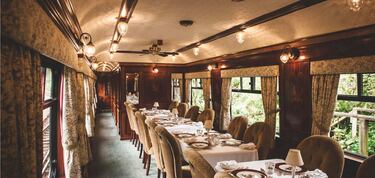 Seis itinerarios diferentes que transportan a los pasajeros a través de Escocia por paisajes de cuento y visitando lugares encantadores de belleza natural. Las Grand Suites del Royal Scotsman ofrecen un santuario sobre ruedas sin igual, donde el lujo se une a la intimidad. Desde el momento en que usted entre en su suite, le envuelve un ambiente de refinada sofisticación y tranquila belleza. Cada suite ha sido meticulosamente diseñada para crear un oasis privado, adornado con exquisitos detalles y cuidados detalles que garantizan su comodidad y bienestar durante todo el viaje.