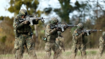 Recruits participate in a training drill during a media day at the Reconnaissance Battalion, as the German army showcases its new six-month basic training program designed to prepare soldiers for homeland defence and NATO operations, in Ahlen, Germany, November 13, 2025. REUTERS/Leon Kuegeler