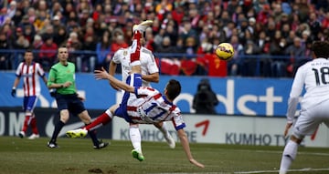 Saúl marcó de chilena asistido por Siqueira el 2-0 de un derbi contra el Real Madrid en un partido que el conjunto rojiblanco venció por 4 goles a 0.