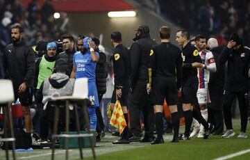 Dimitri Payet recibe un botellazo durante el partido contra el Lyon