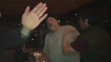 El productor de cine Harvey Weinstein al ser golpeado por un hombre en un restaurante situado en Scottsdale (Estados Unidos).