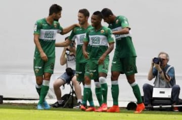 Los jugadores del Elche celebran el gol de Albacar