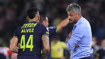 AMDEP1206. BARRANQUILLA (COLOMBIA), 26/05/2022.- El entrenador de Unión Gustavo Munúa (d) da instrucciones hoy, en un partido de la Copa Sudamericana entre Junior y Unión Santa Fe en el estadio Metropolitano en Barranquilla (Colombia). EFE/Ricardo Maldonado