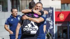 Luis Enrique se abraza con Ferran Torres, ayer en Las Rozas, en presencia de su psic&oacute;logo, Joaqu&iacute;n Vald&eacute;s.
 