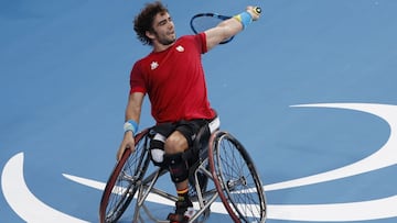 El tenista español Daniel Caverzaschi devuelve una bola durante su partido ante el británico Dermot Bailey en los Juegos Paralímpicos de Tokio.