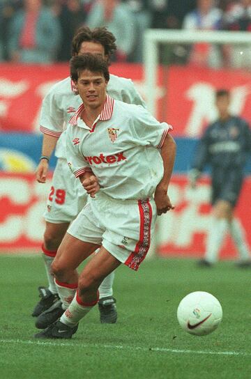 En 1996 fichó por el Sevilla Fútbol Club en poco más de 9 millones de dólares,​ cifra récord en ese momento para el fútbol argentino.