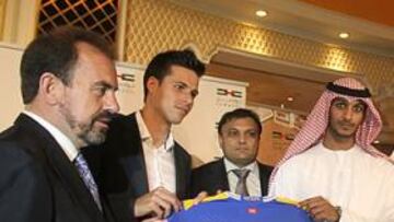 <b>¿VENTA O COLABORACIÓN? </b>Torres y Manu, con el jeque dubaití.