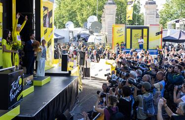 Tadej Pogacar, el líder de la clasificación general en el podio.