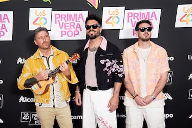 El grupo Bombai posa en la alfombra roja de LOS40 Primavera Pop.