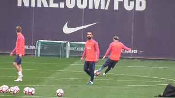 Messi in Barcelona training goes for basketball hoop