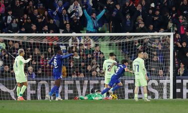 1-1. Mauro Arambarri celebra el tanto de la igualada..