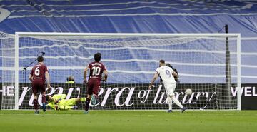 3-1. Karim Benzema marca de penalti el tercer gol.