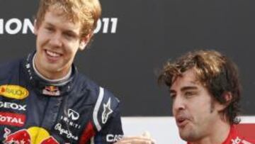 <b>DISTENDIDOS. </b>Vettel y Alonso bromean en el podio de Monza.