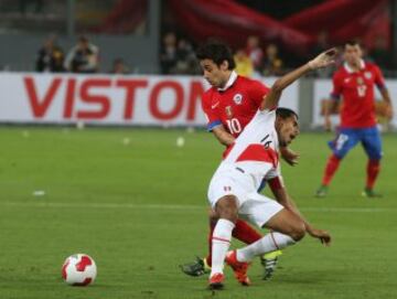 LIM09. LIMA (PERÚ), 13/10/2015.- El futbolista chileno Jorge Valdivia (i) derriba al peruano Carlos Lobatón (d) hoy, martes 13 de octubre de 2015, durante un partido entre Chile y Perú por las eliminatorias al mundial de fútbol Rusia 2018, en el Estadio Nacional de Lima (Perú). EFE/Ernesto Arias