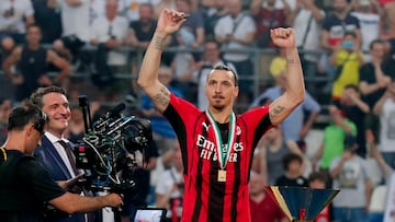 Reggio Emilia (Italy), 21/05/2022.- Milan's Zlatan Ibrahimovic celebrates the Italian Serie A championship title after the Italian Serie A soccer match US Sassuolo vs AC Milan at Mapei Stadium in Reggio Emilia, Italy, 22 May 2022 (issued 23 May 2022). (Italia) EFE/EPA/SERENA CAMPANINI
