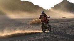 Monster Energy Honda Team's French biker Adrien Van Beveren competes during the stage 11 of the 2024 Dakar Rally between Al-Ula and Yanbu, Saudi Arabia, on January 18, 2024. (Photo by PATRICK HERTZOG / AFP)