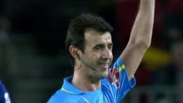 <b>LE DELATÓ LA SONRISA. </b>Pérez Lasa no pudo contenerse con el paripé de Piqué para forzar la amarilla.