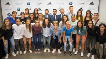 El presidente de AFE con las jugadoras.