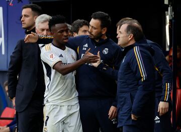 Davide Ancelotti también intervino, como su padre, para calmar a Vinicius en su marcha al banquillo. 