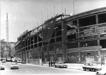 La fachada sufrió una remodelación y modernización completa. La obra corrió a cargo de la constructora Hispano-Alemana, basándose en los diseños de los arquitectos Luis y Rafael Alemany (hijos de Luis Alemany Soler, uno de los diseñadores del estadio en los años 40) y Manuel Salinas.