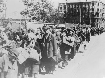 Construido en 1943, sobre las ruinas del Gueto judo de Varsovia, que se rebel cntra el ejrcito nazi y fue destruido por la artillera alemana, que destruyo edificio a edificio del gueto. En el campo de concentracin fallecieron 20.000 prisioneros. En el Gueto llegaron a fallecer 3000.000 personas entre asesinatos directos en la misma ciudad y asesinatos tras ser deportados a campos de exterminio, la mayora a Treblinka.