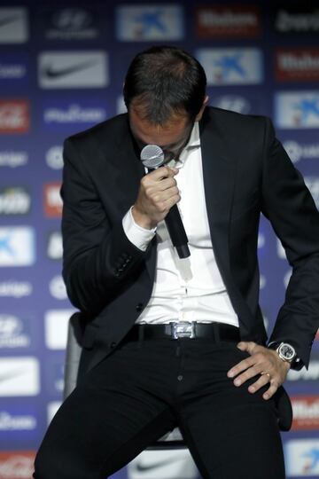 Diego Godín muy emocionado durante el acto de despedida.
