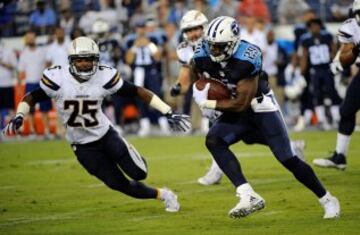 Los corredores de Tennessee fueron protagonistas en el partido, sobre todo DeMarco Murray, que busca volver por sus fueros tras su decepcionante temporada en Philly: en su primer partido como Titan corrió para 91 yardas, incluyendo un espectacular touchdown de 71. Derrick Henry, el corredor rookie, sumó 74 yardas y otra anotación.