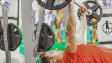 Ibai, levantando pesas