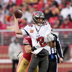 Tom Brady muestra amabilidad y firma balón a rival que lo interceptó