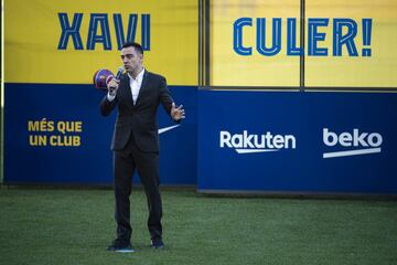 Xavi Hern¨¢ndez durante su presentaci¨®n como nuevo entrenador del FC Barcelona.