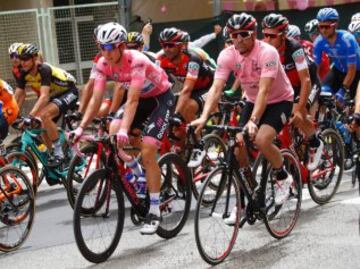 El actor Patrick Dempsey rueda junto al Bob Jungels, que viste la maglia de líder de la corsa.