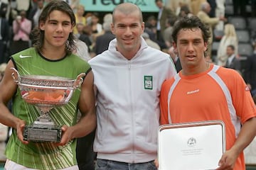 Nadal, junto a Zidane, que entregó el trofeo en 2005, y Mariano Puerta.