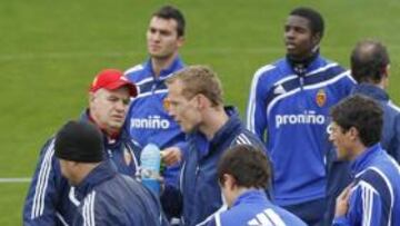 <b>UNA PIÑA. </b>Aguirre, en medio de los jugadores, durante un alto para refrescarse durante el entrenamiento de ayer, ha conseguido sacar todo el partido al Zaragoza.