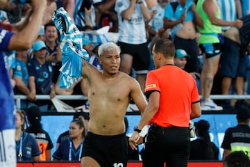 AMDEP635. ASUNCIÓN (PARAGUAY), 23/11/2024.- Roger Martínez de Racing celebra un gol junto al árbitro uruguayo Esteban Ostojich este sábado, en la final de la Copa Sudamericana entre Racing y Cruzeiro en el estadio General Pablo Rojas en Asunción (Paraguay). EFE/ Mauricio Dueñas Castañeda
