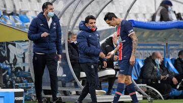 Paris Saint-Germain's Argentinian midfielder Angel Di Maria (R) leaves the pitch past Paris Saint-Germain's Argentinian head coach Mauricio Pochettino (C) due to an injury during the French L1 football match between Olympique de Marseille and Pa