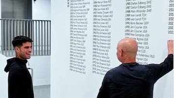Los tenistas Carlos Alcaraz y André Agassi posan en el Muro de los Campeones del Open de Australia.
