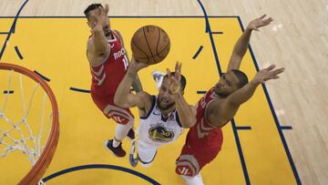 Stephen Curry, entre Eric Gordon y Gerald Green, en el tercer partido de la final de la Conferencia Oeste entre Golden State Warriors y Houston Rockets.