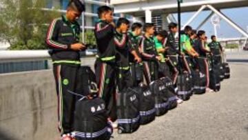 Parte del equipo mexicano en su arribo al aeropuerto de Pudahuel. 