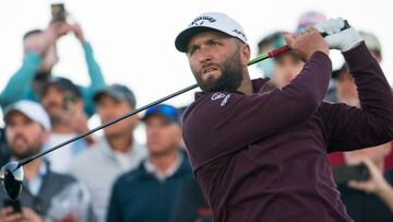 El golfista español Jon Rahm golpea la bola durante la primera jornada del Phoenix Open.