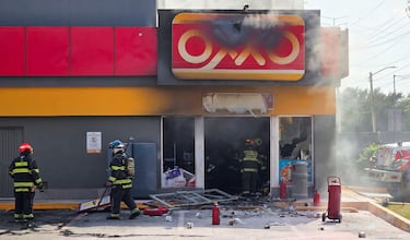 Bomberos sofocan el incendio de una tienda atacada por el crimen organizado tras el operativo en el que habría muerto “El Mencho”, en Zapopan.