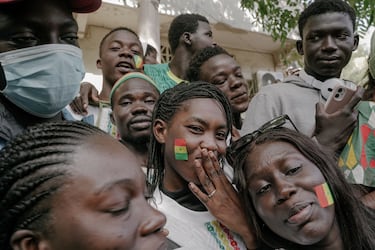 La selección de Senegal celebra con su afición el triunfo en la Copa África por las calles de Dakar.