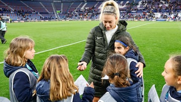 Alexia con unas niñas.