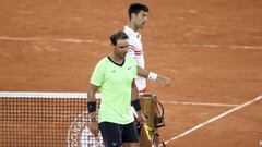 Novak Djokovic y Rafa Nadal, tras saludarse al t&eacute;rmino del partido de semifinales de Roland Garros 2021.