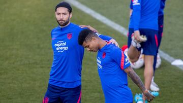 Felipe, en el entrenamiento del Atl&eacute;tico, junto a Reinildo. 