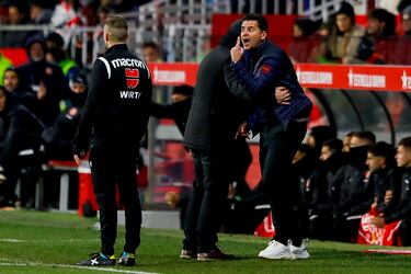  Michel protestando la falta sobre Arnau Martínez de De Jong que Muñiz Ruiz no señaló.