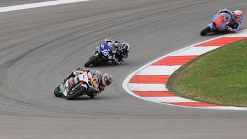 Kalex Spanish rider Aron Canet, Kalex US rider Joe Roberts and Kalex Spanish rider Manuel Gonzalez compete during the Moto2 race of the Portuguese Grand Prix at the Algarve International Circuit in Portimao on March 24, 2024. (Photo by PATRICIA DE MELO MOREIRA / AFP)