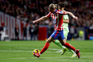 2-0. Conor Gallagher se adentra en el área del Barcelona y con un pase atrás, encuentra a Alexander Sörloth que dispara con la pierna izquierda para batir a Wojciech Szczesny.