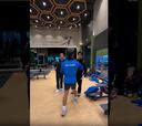Tres futbolistas chilenos se encuentran en un gimnasio de Europa y la reacción es viral