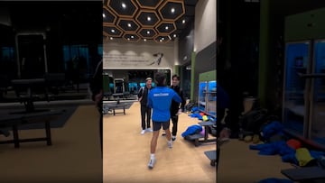 Tres futbolistas chilenos se encuentran en un gimnasio de Europa y la reacción es viral